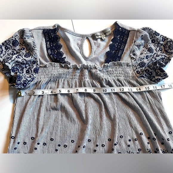 Absolutely Famous Blue and White Patterned Blouse Tee Women’s Size Small - Picture 6 of 10